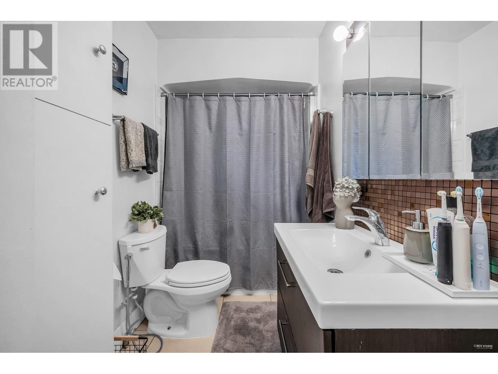 Photo 11 of 1052 Montroyal Boulevard, North Vancouver BC