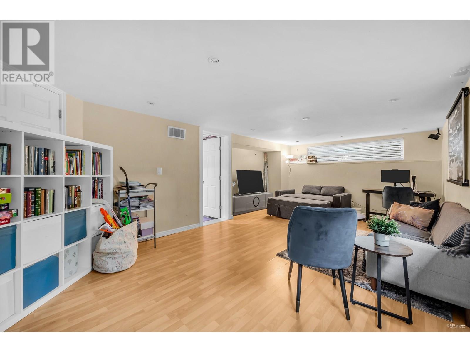 Photo 19 of 1052 Montroyal Boulevard, North Vancouver BC