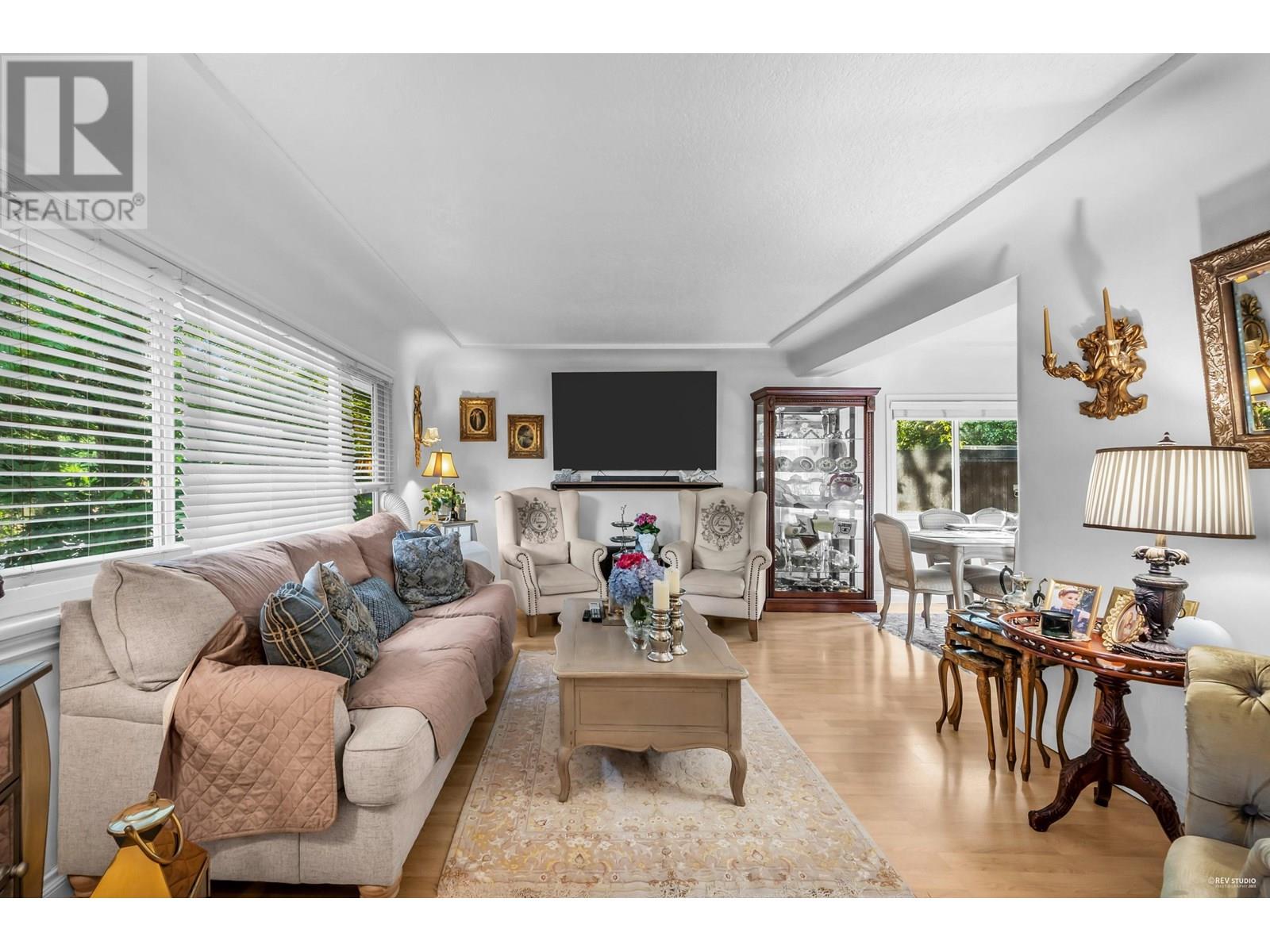 Photo 2 of 1052 Montroyal Boulevard, North Vancouver BC