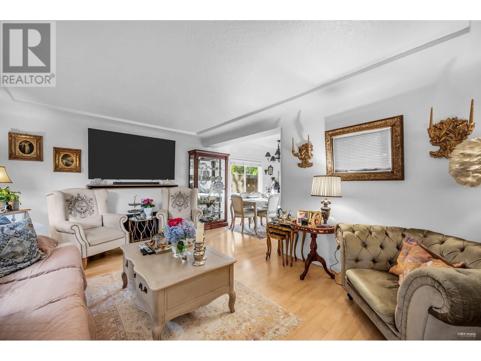 Photo 3 of 1052 Montroyal Boulevard, North Vancouver BC