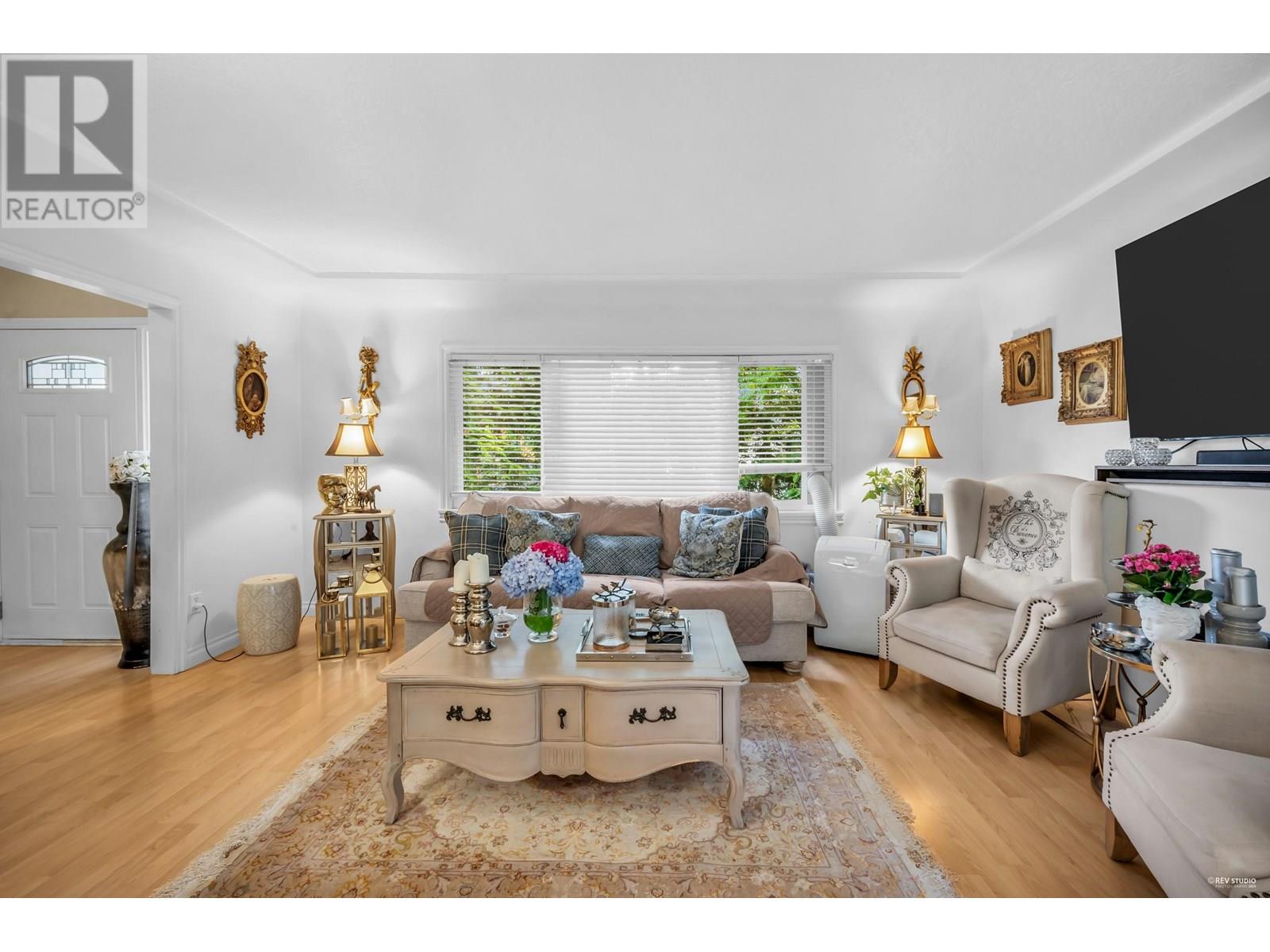 Photo 4 of 1052 Montroyal Boulevard, North Vancouver BC