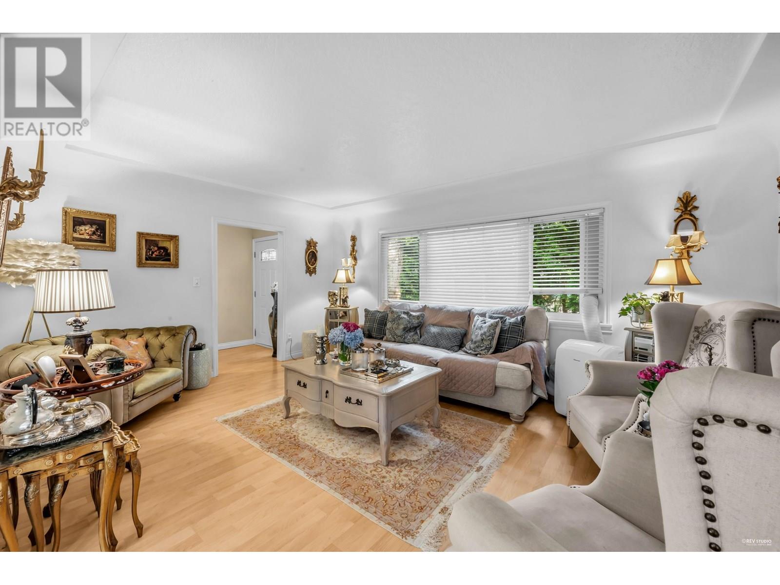 Photo 5 of 1052 Montroyal Boulevard, North Vancouver BC