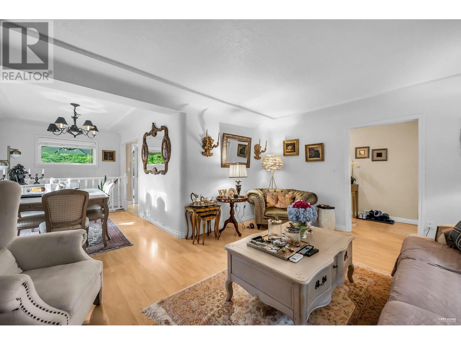 Photo 6 of 1052 Montroyal Boulevard, North Vancouver BC