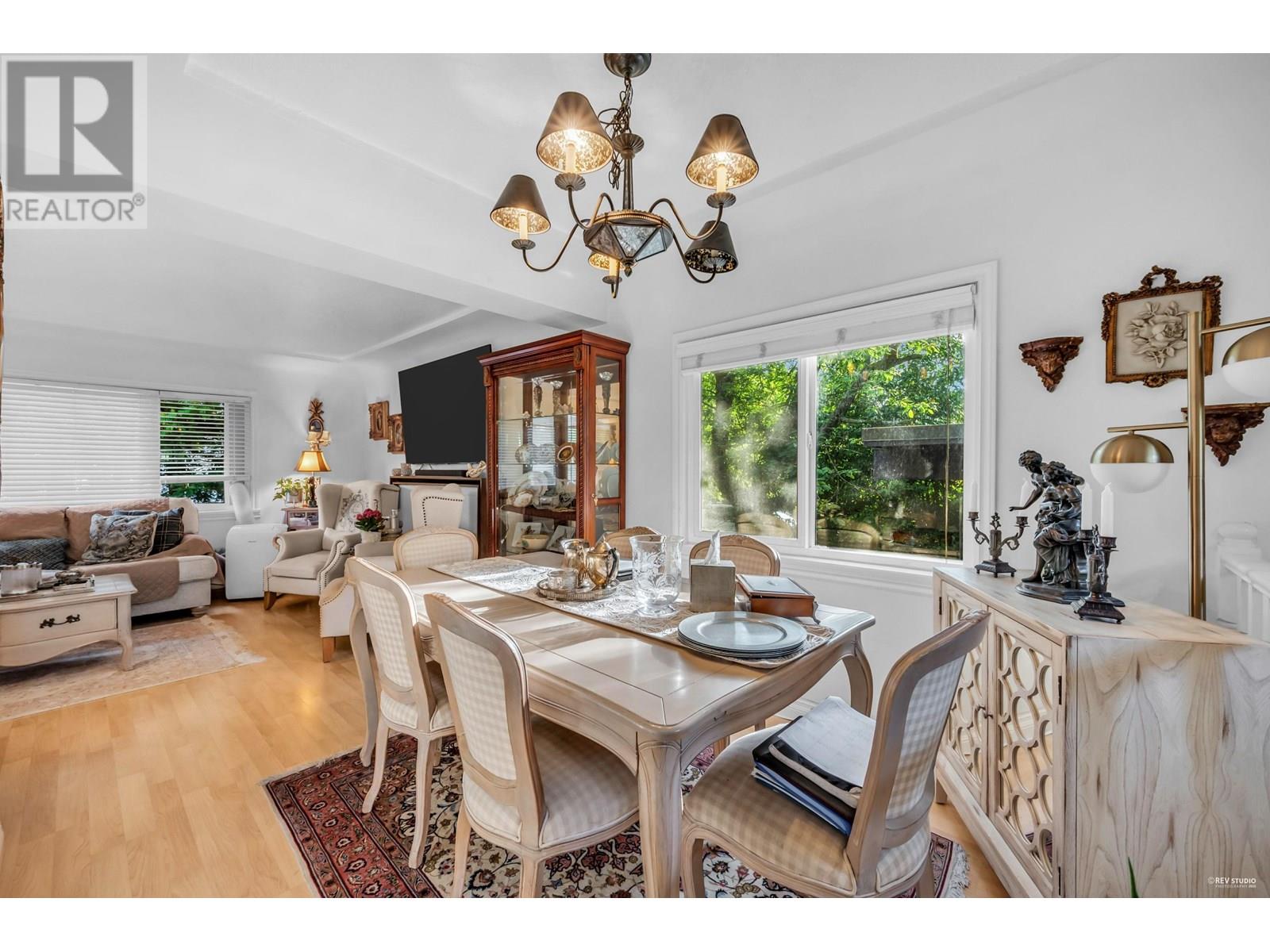 Photo 8 of 1052 Montroyal Boulevard, North Vancouver BC