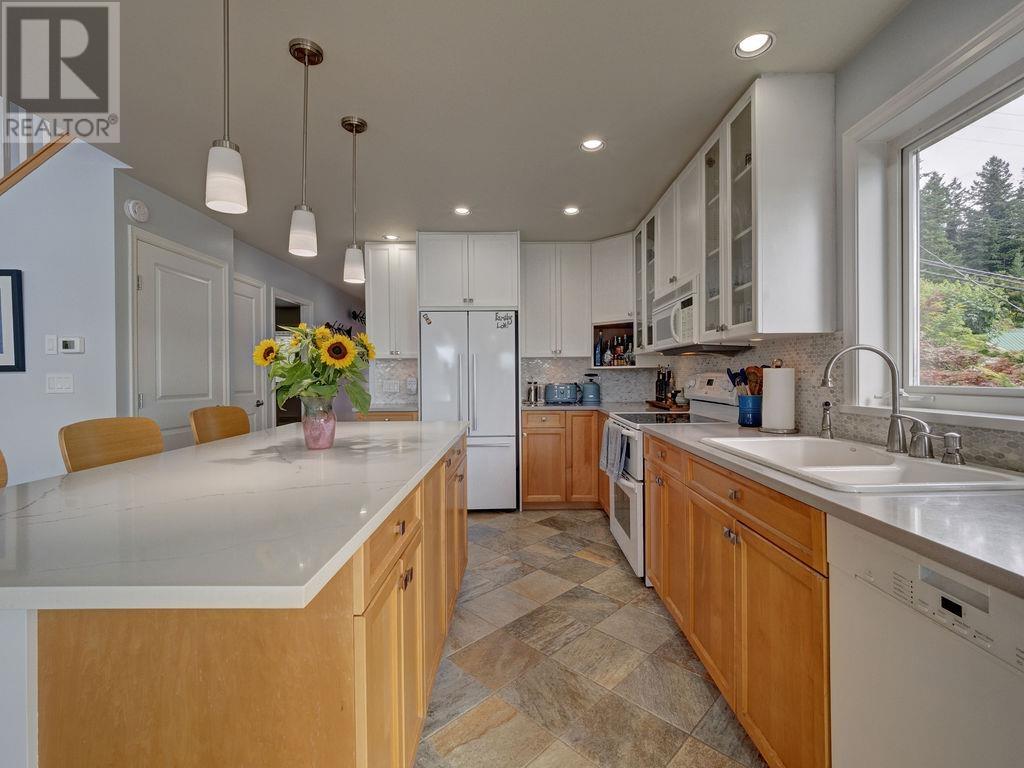 481 CENTRAL AVENUE, Gibsons