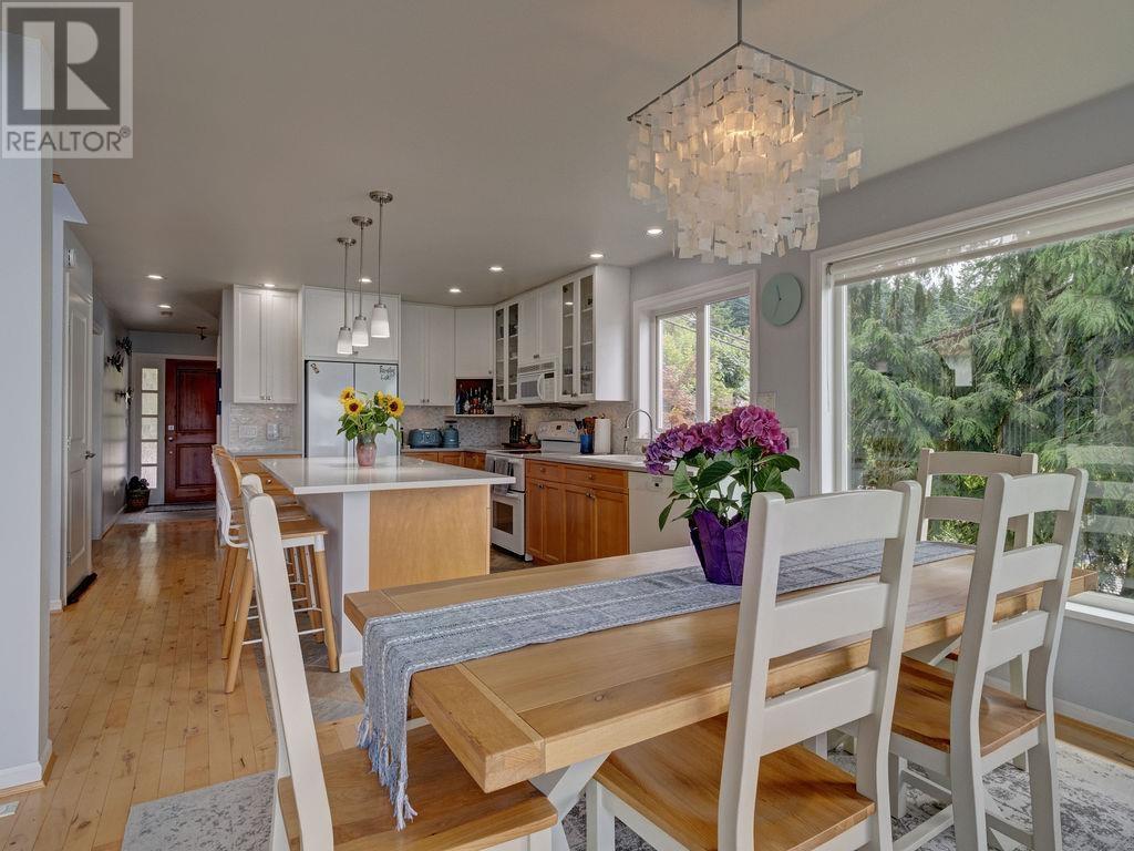 481 CENTRAL AVENUE, Gibsons