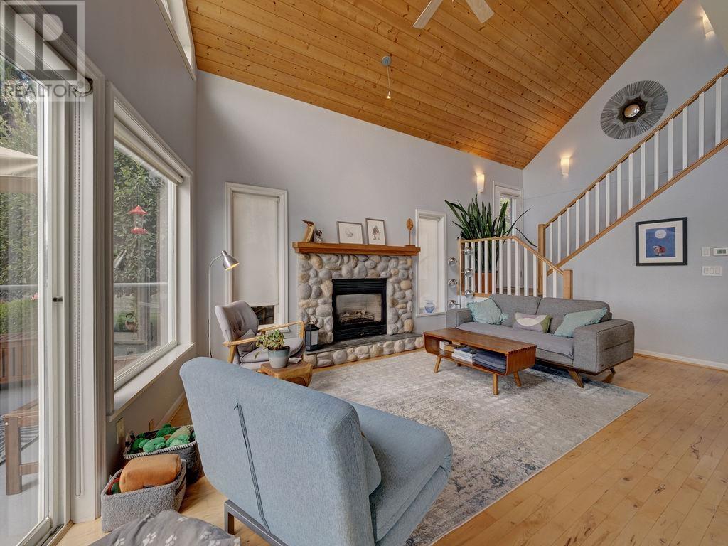 481 CENTRAL AVENUE, Gibsons