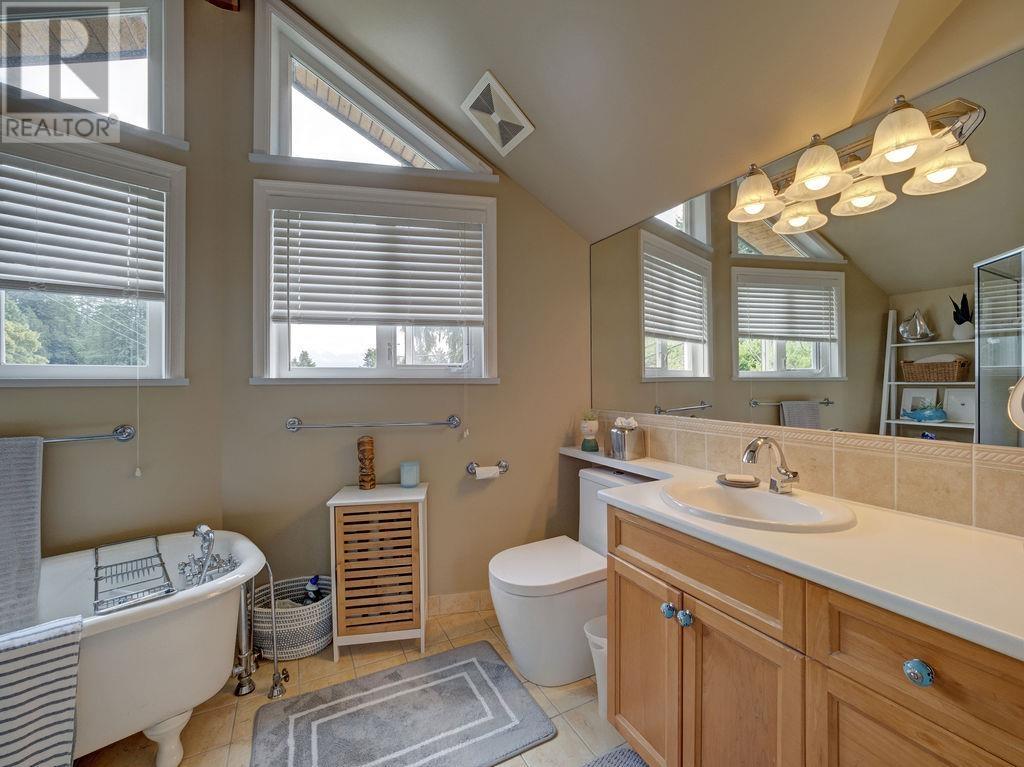481 CENTRAL AVENUE, Gibsons