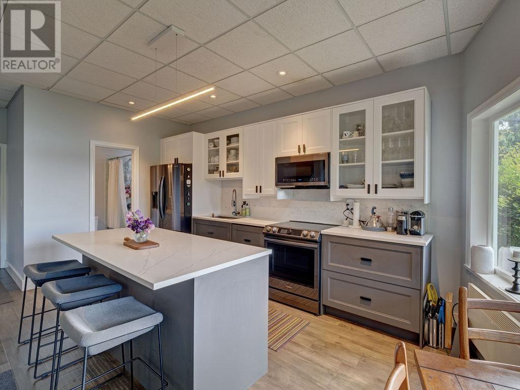 481 CENTRAL AVENUE, Gibsons