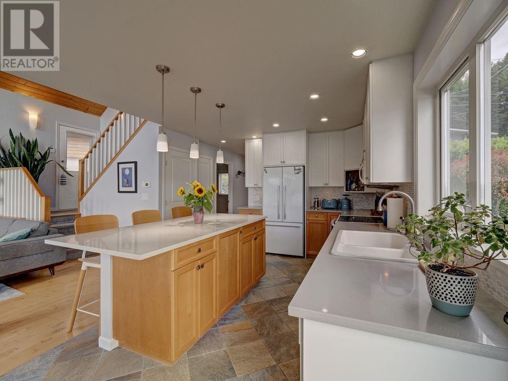 481 CENTRAL AVENUE, Gibsons
