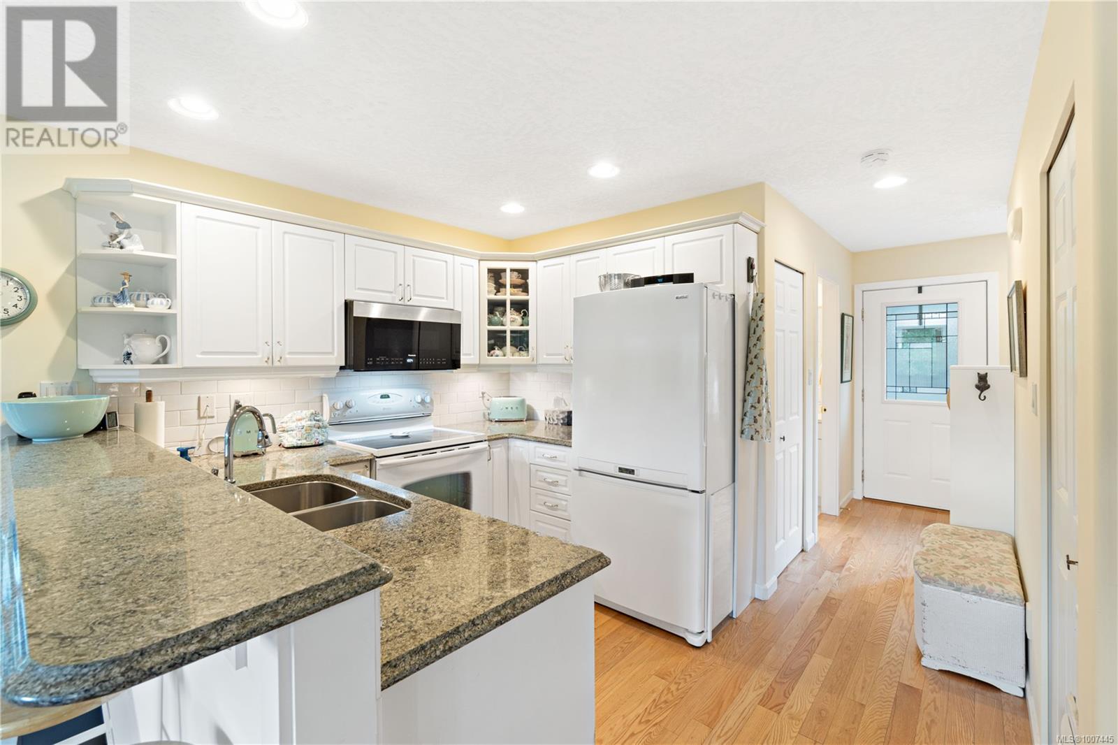 Photo 4 of 1651 Abbey Rd, Qualicum Beach BC