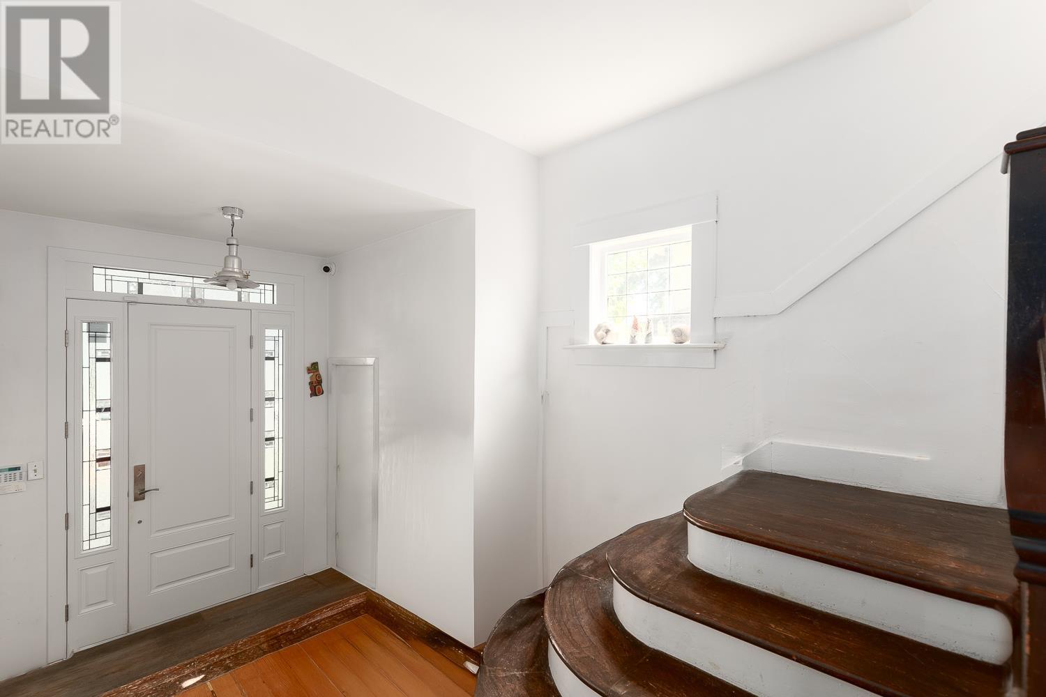Photo 12 of 2402 W 34th Avenue, Vancouver BC
