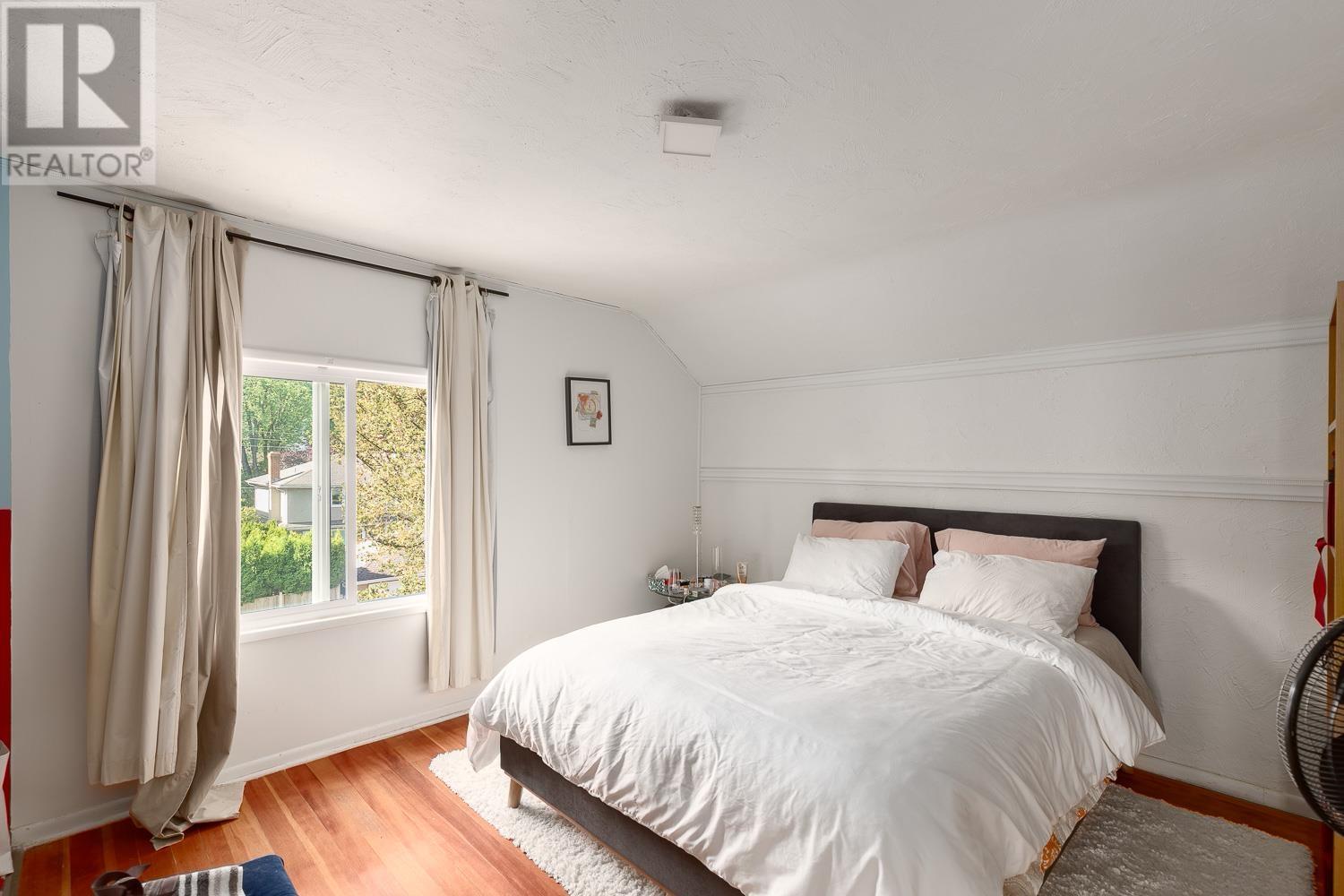 Photo 8 of 2402 W 34th Avenue, Vancouver BC