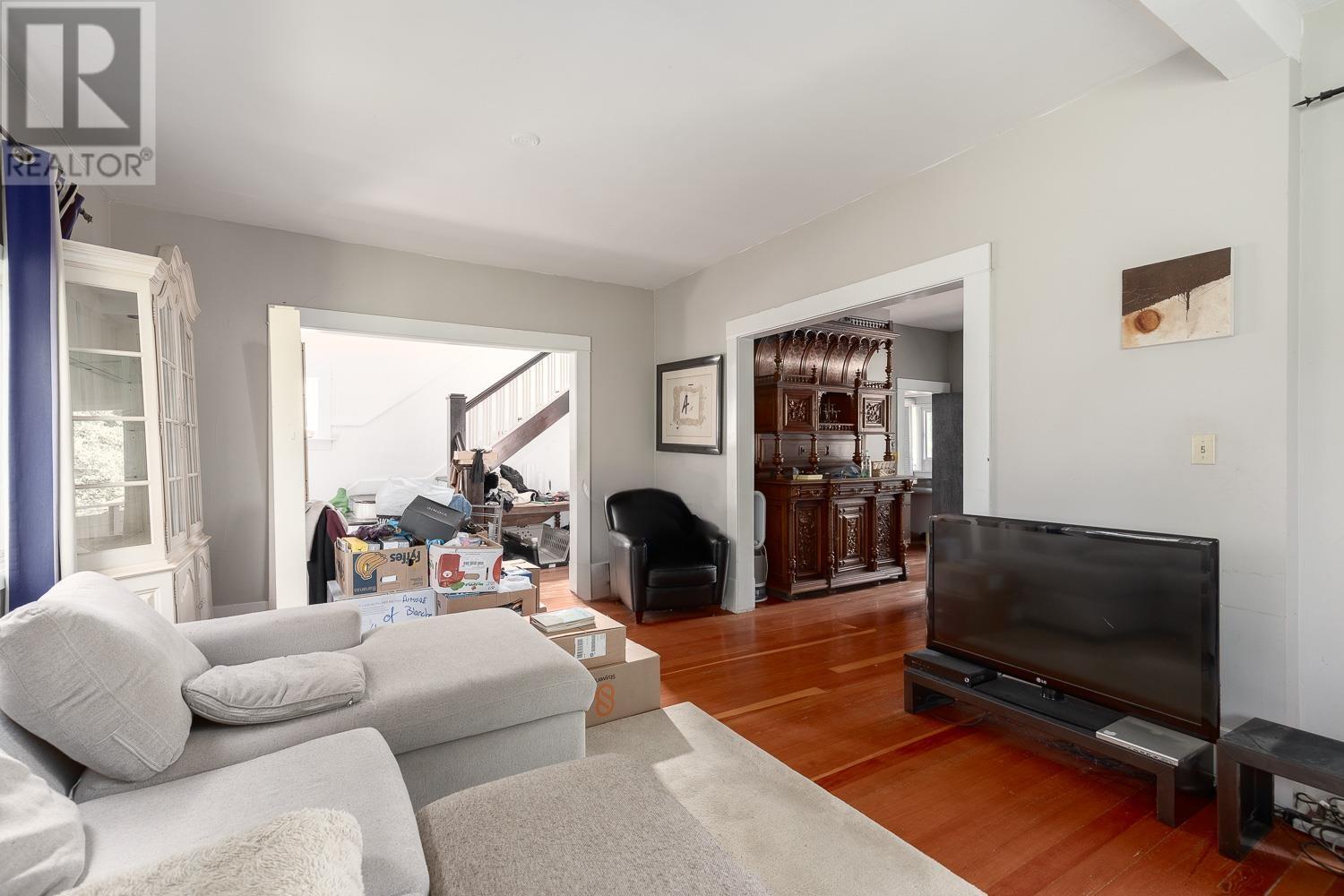 Photo 5 of 2402 W 34th Avenue, Vancouver BC