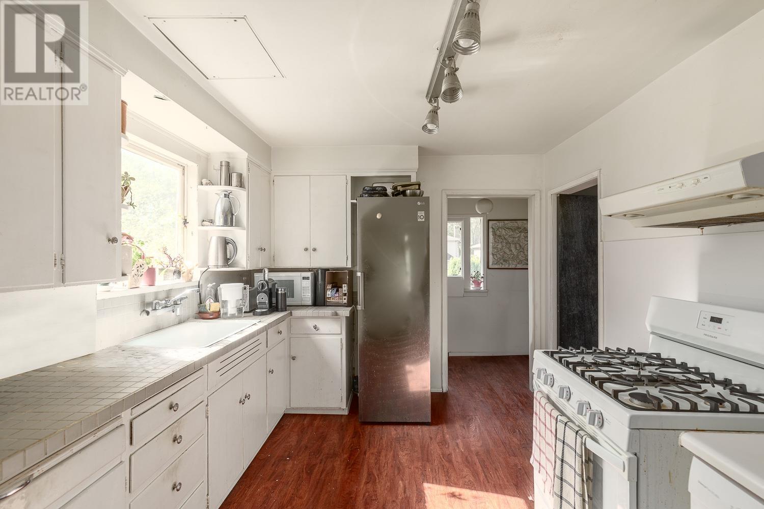 Photo 16 of 2402 W 34th Avenue, Vancouver BC
