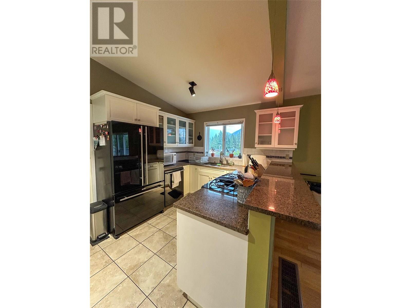 Photo 19 of 822 Richards West Street, Nelson BC
