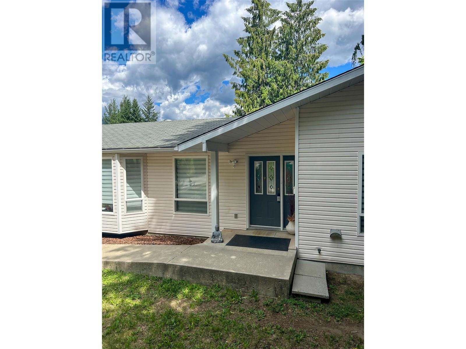 Photo 6 of 822 Richards West Street, Nelson BC