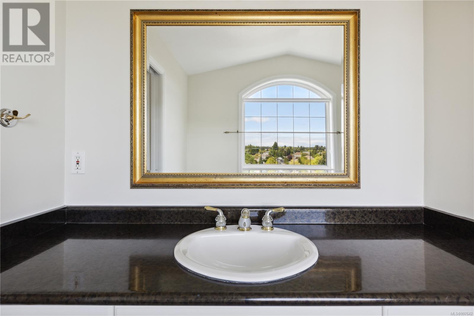 Photo 6 of 1651 Swan Cres, Courtenay BC