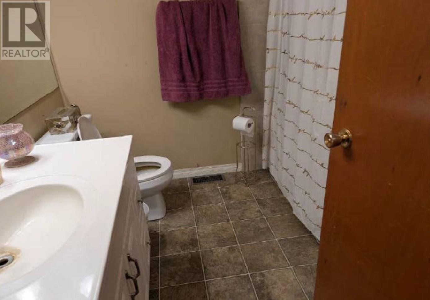 Photo 1 of 431 50 Street Nw, Salmon Arm BC