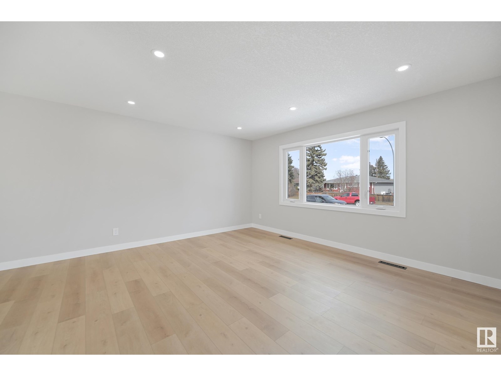 Photo 3 of 15705 86 Av Nw Nw, Edmonton AB