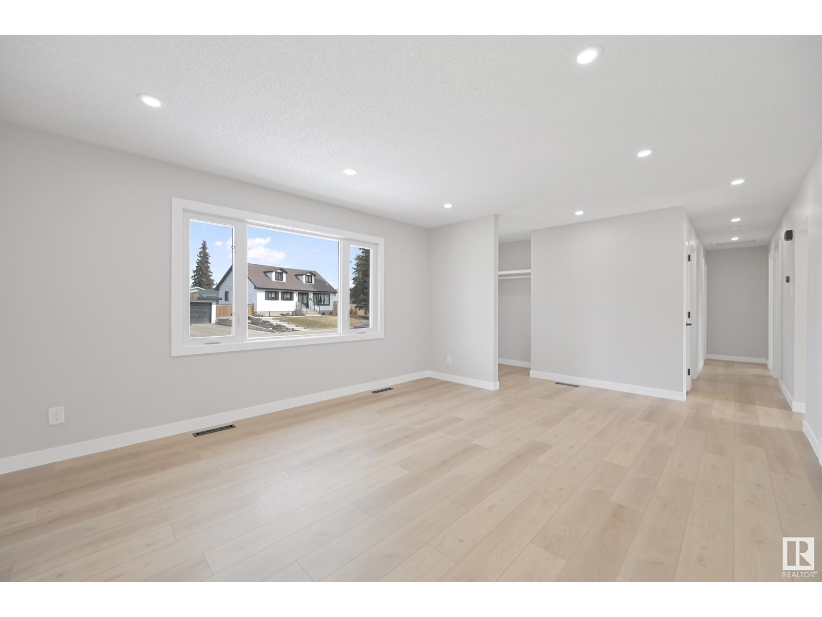 Photo 5 of 15705 86 Av Nw Nw, Edmonton AB