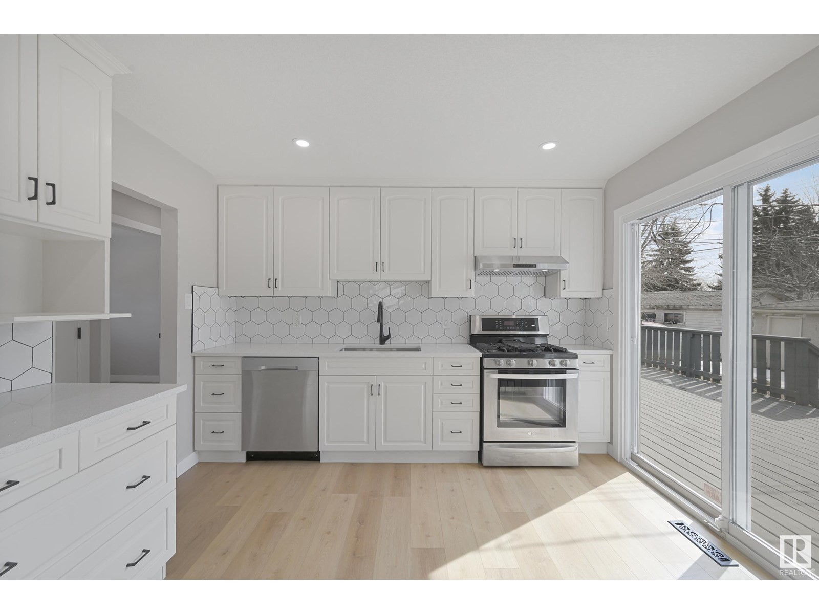 Photo 7 of 15705 86 Av Nw Nw, Edmonton AB