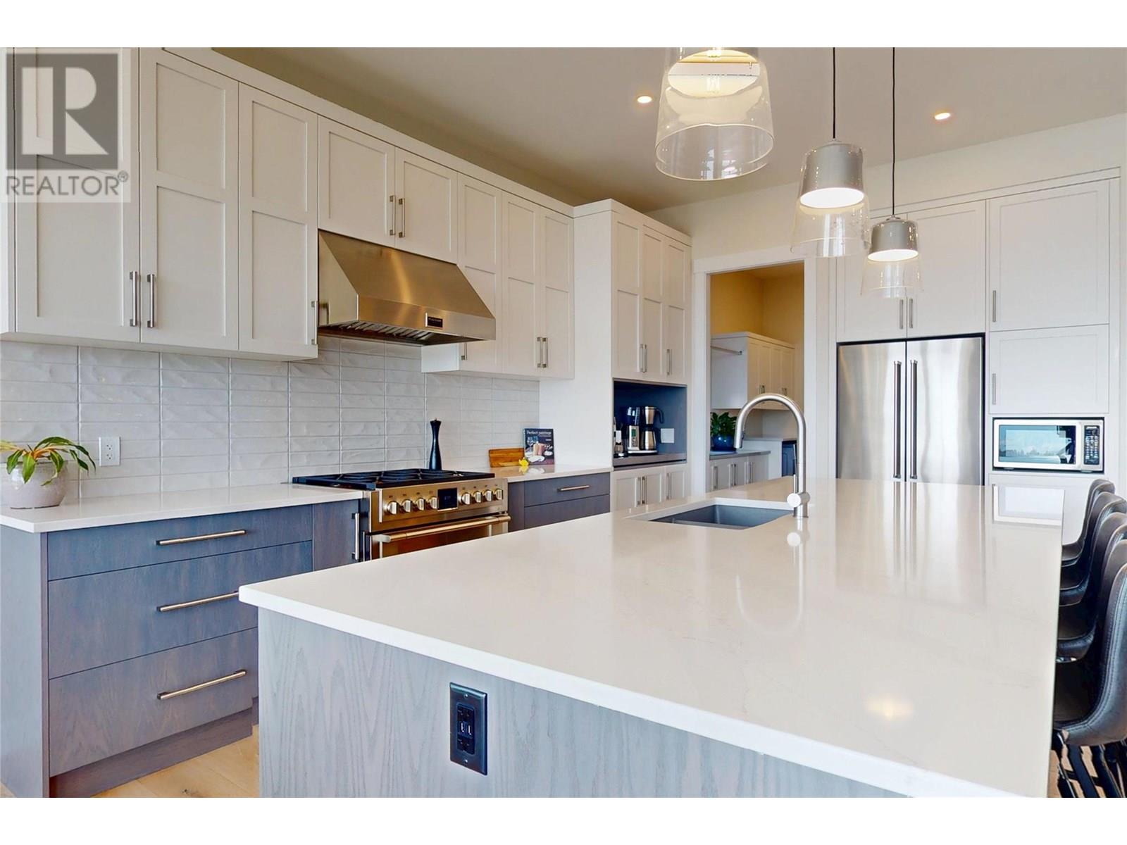 2502 Hedgestone Drive, West Kelowna