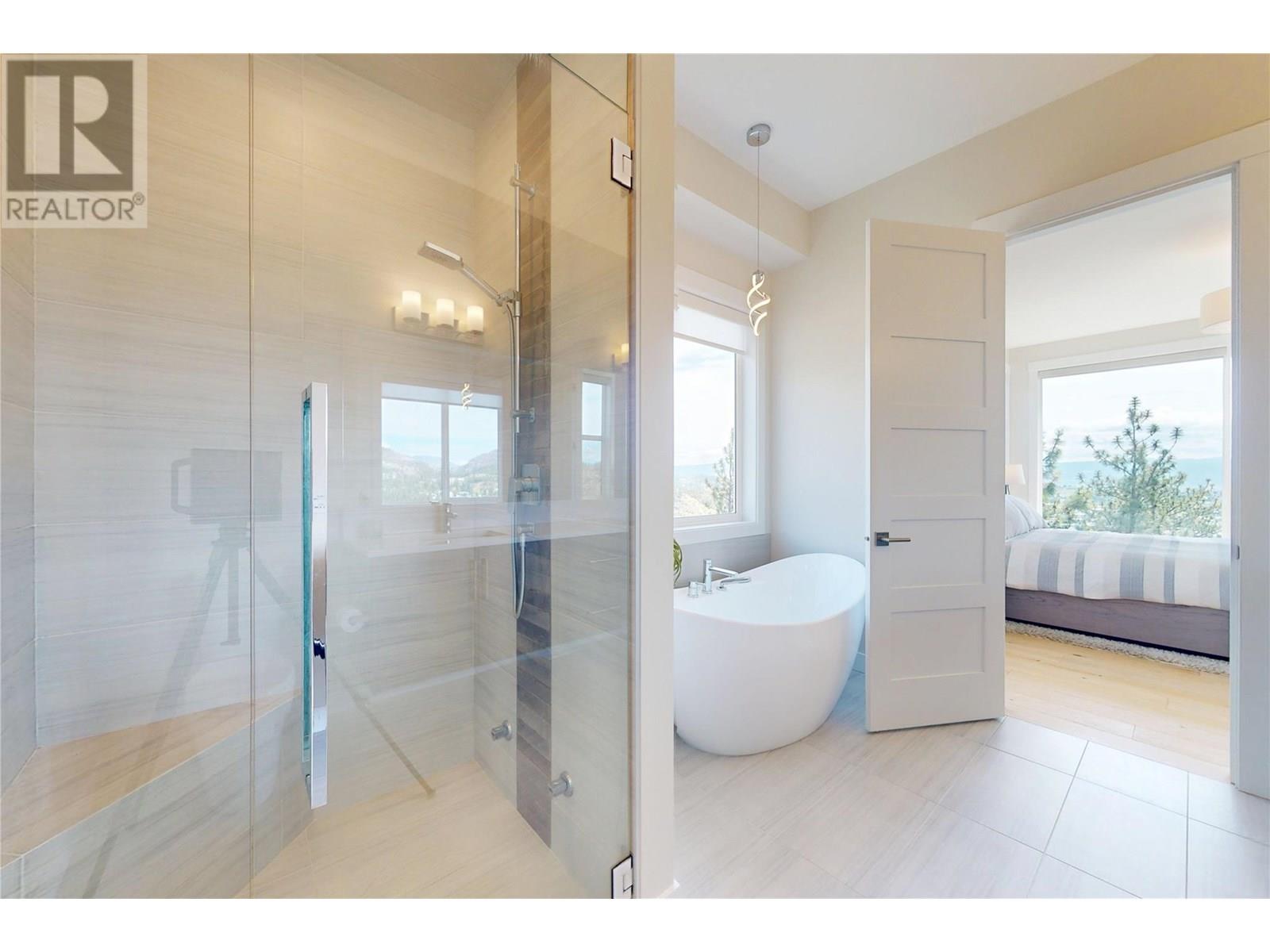 2502 Hedgestone Drive, West Kelowna