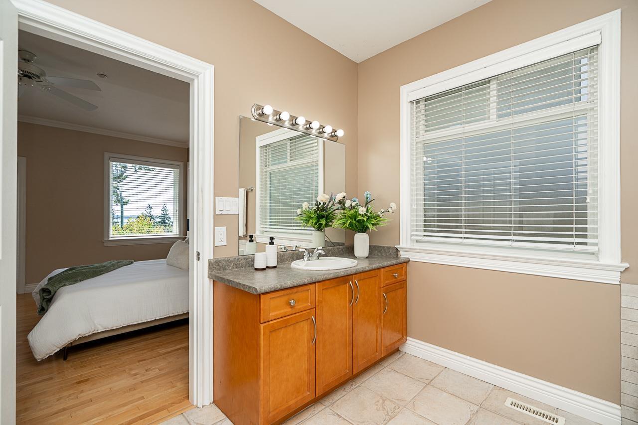 Photo 18 of 15645 Pacific Avenue, White Rock BC