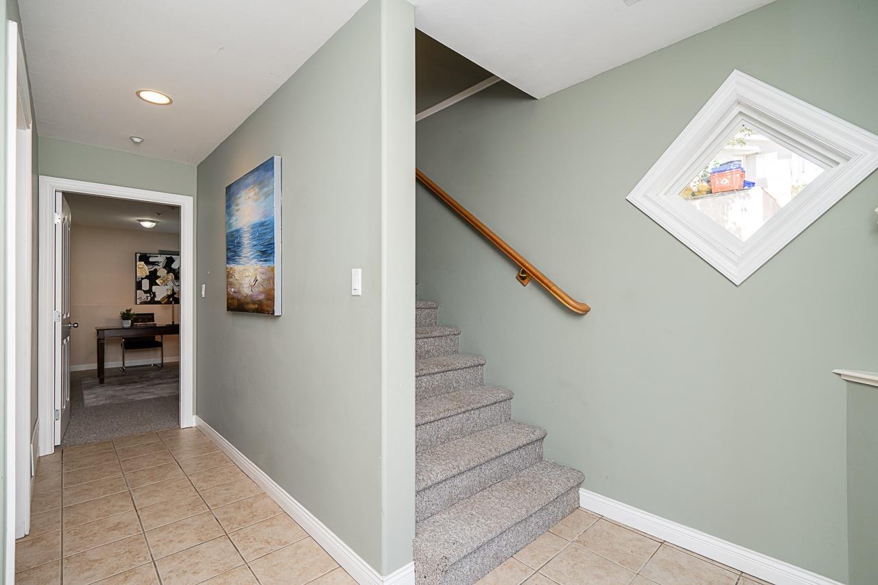 Photo 2 of 15645 Pacific Avenue, White Rock BC