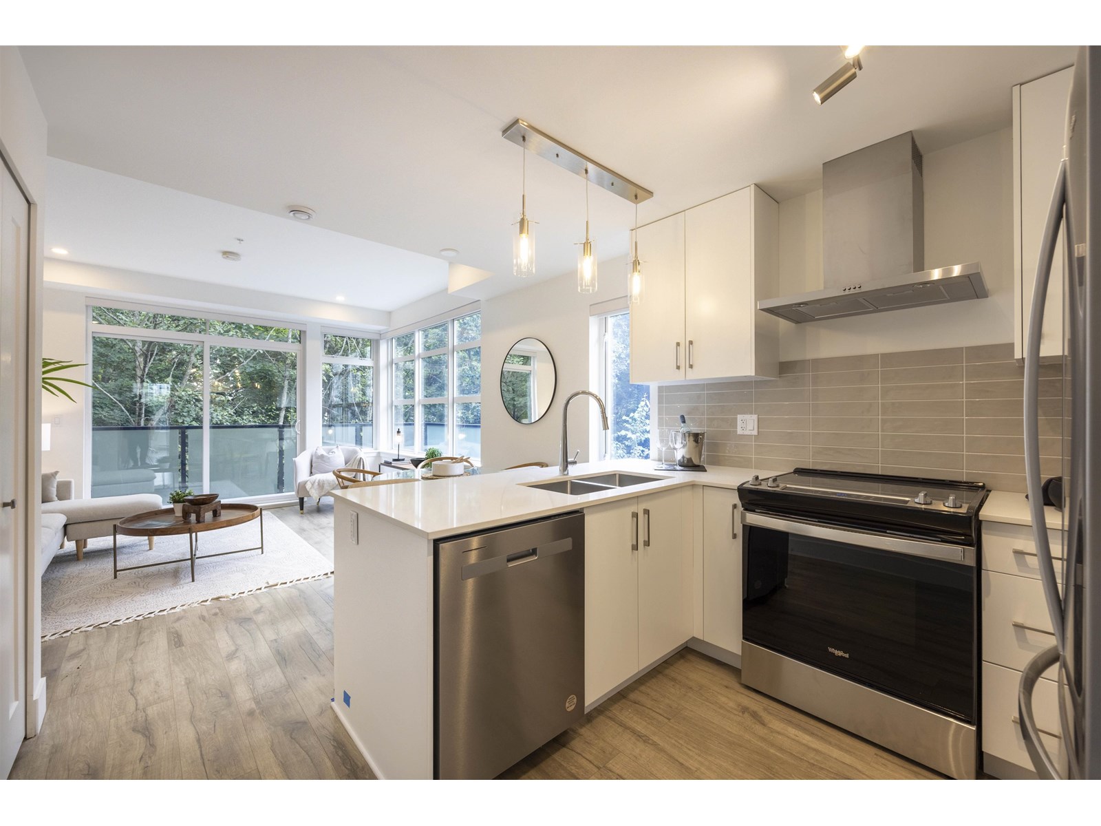 Photo 8 of 32 6328 King George Boulevard, Surrey BC