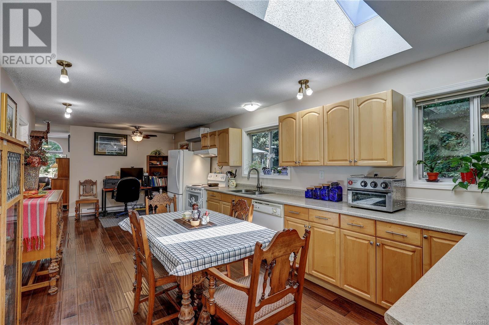 Photo 8 of 4840 Blue Heron Dr, Bowser BC