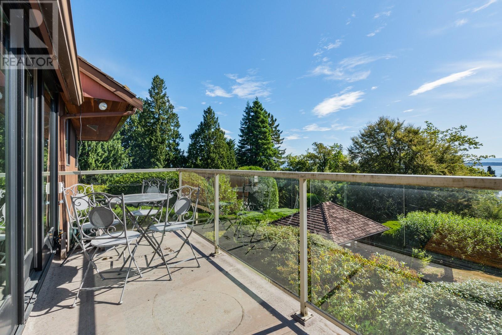 8833 Haro Park Terr, North Saanich