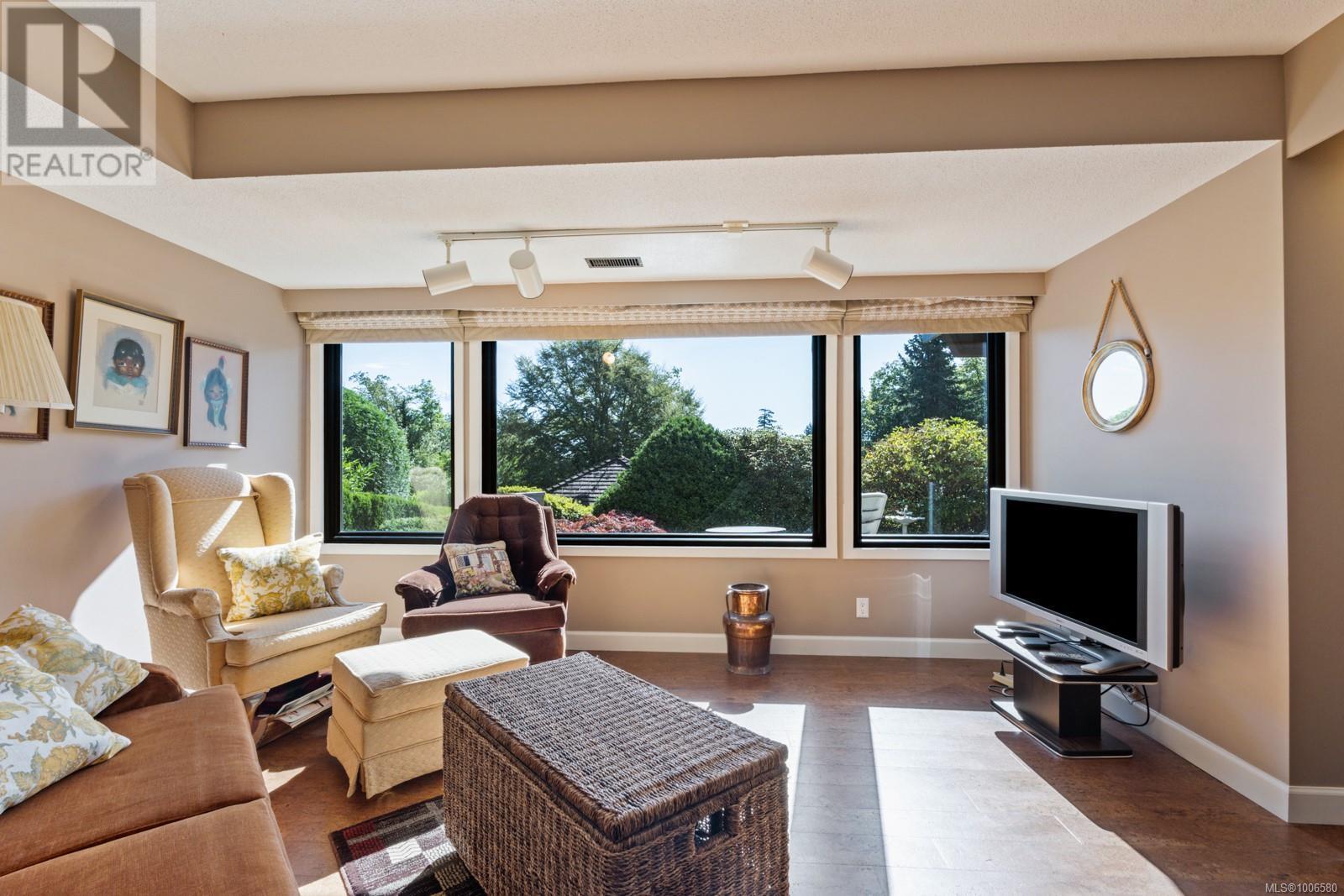 8833 Haro Park Terr, North Saanich