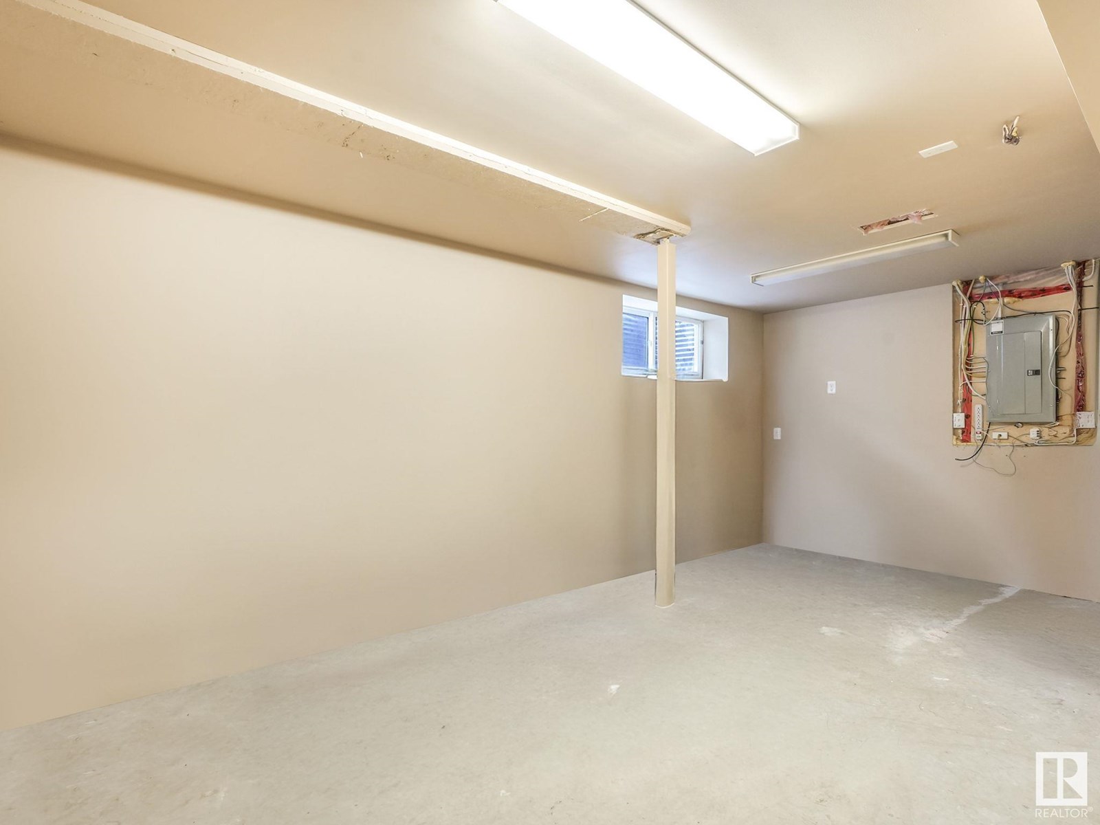 Photo 6 of 12 12930 140 Av Nw Nw, Edmonton AB