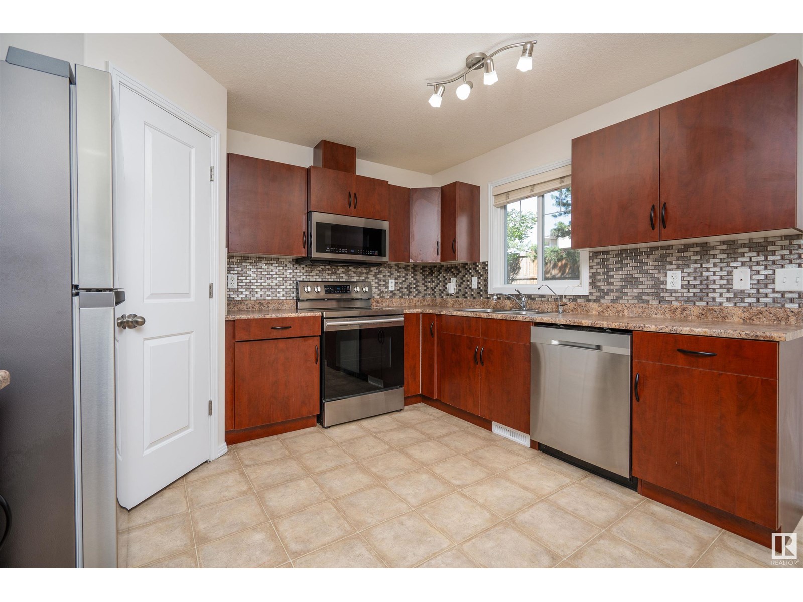 Photo 29 of 12 12930 140 Av Nw Nw, Edmonton AB
