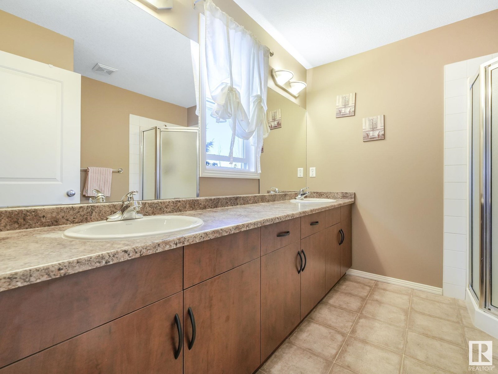Photo 3 of 12 12930 140 Av Nw Nw, Edmonton AB