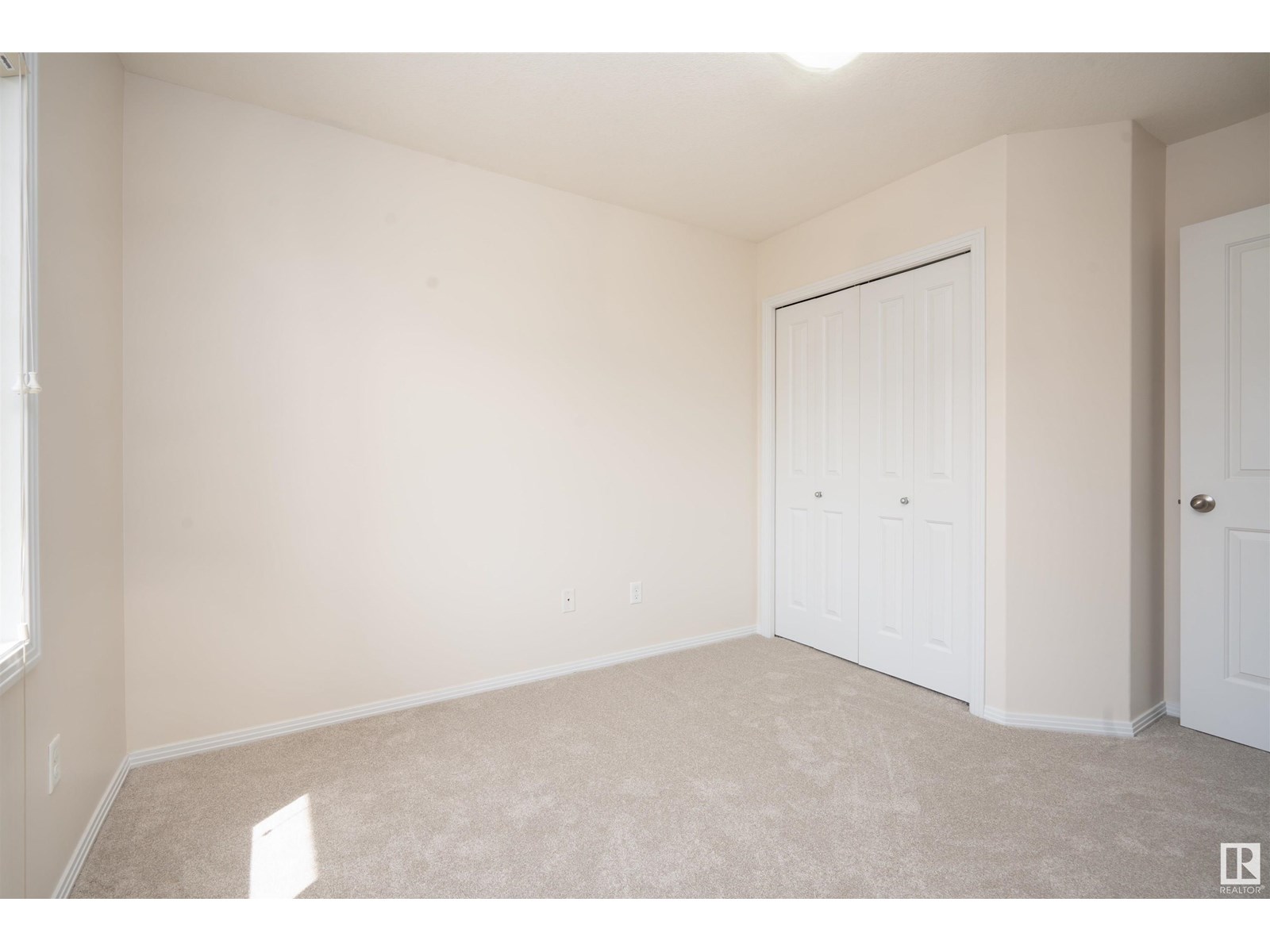 Photo 8 of 12 12930 140 Av Nw Nw, Edmonton AB