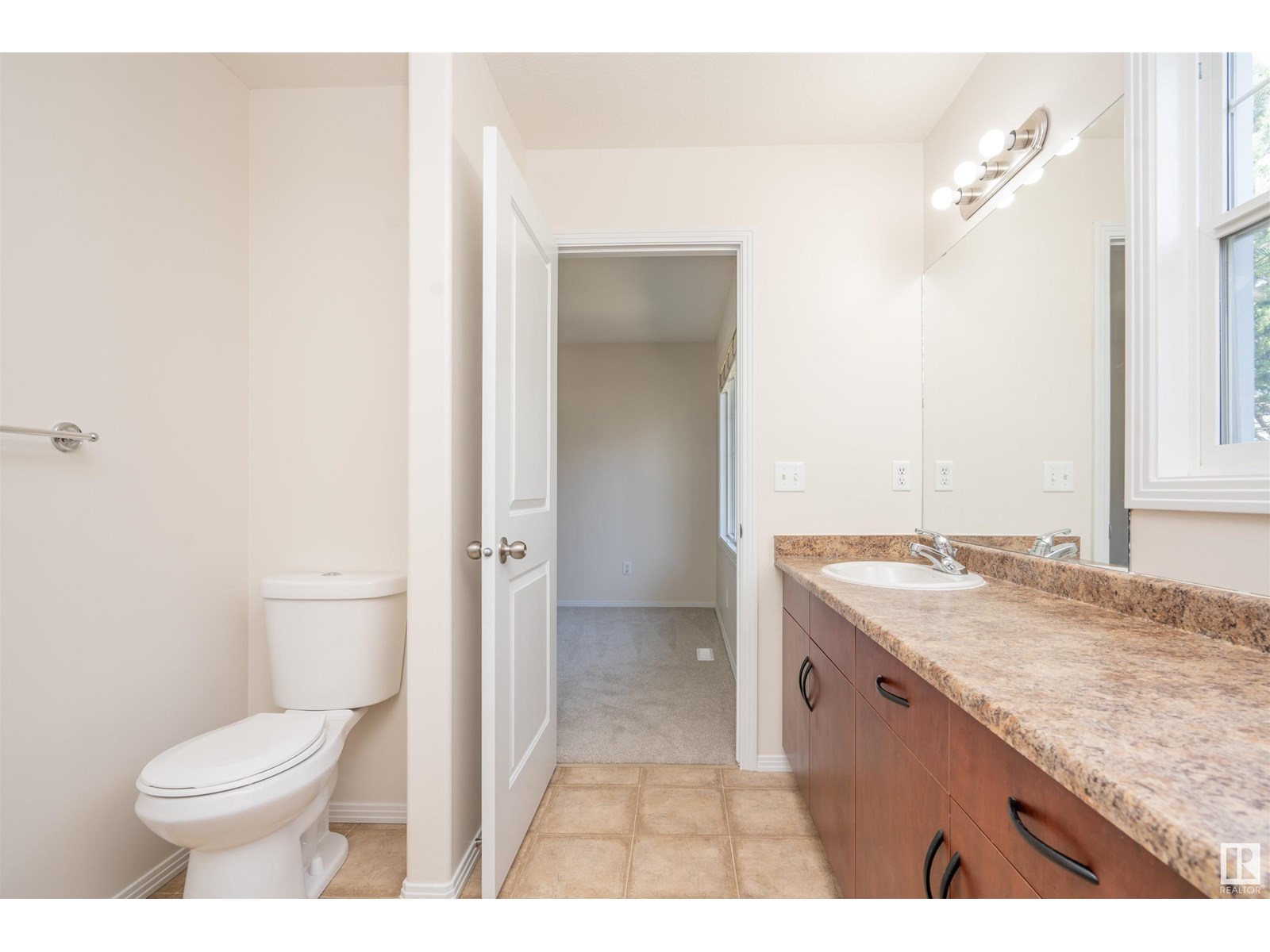 Photo 2 of 12 12930 140 Av Nw Nw, Edmonton AB