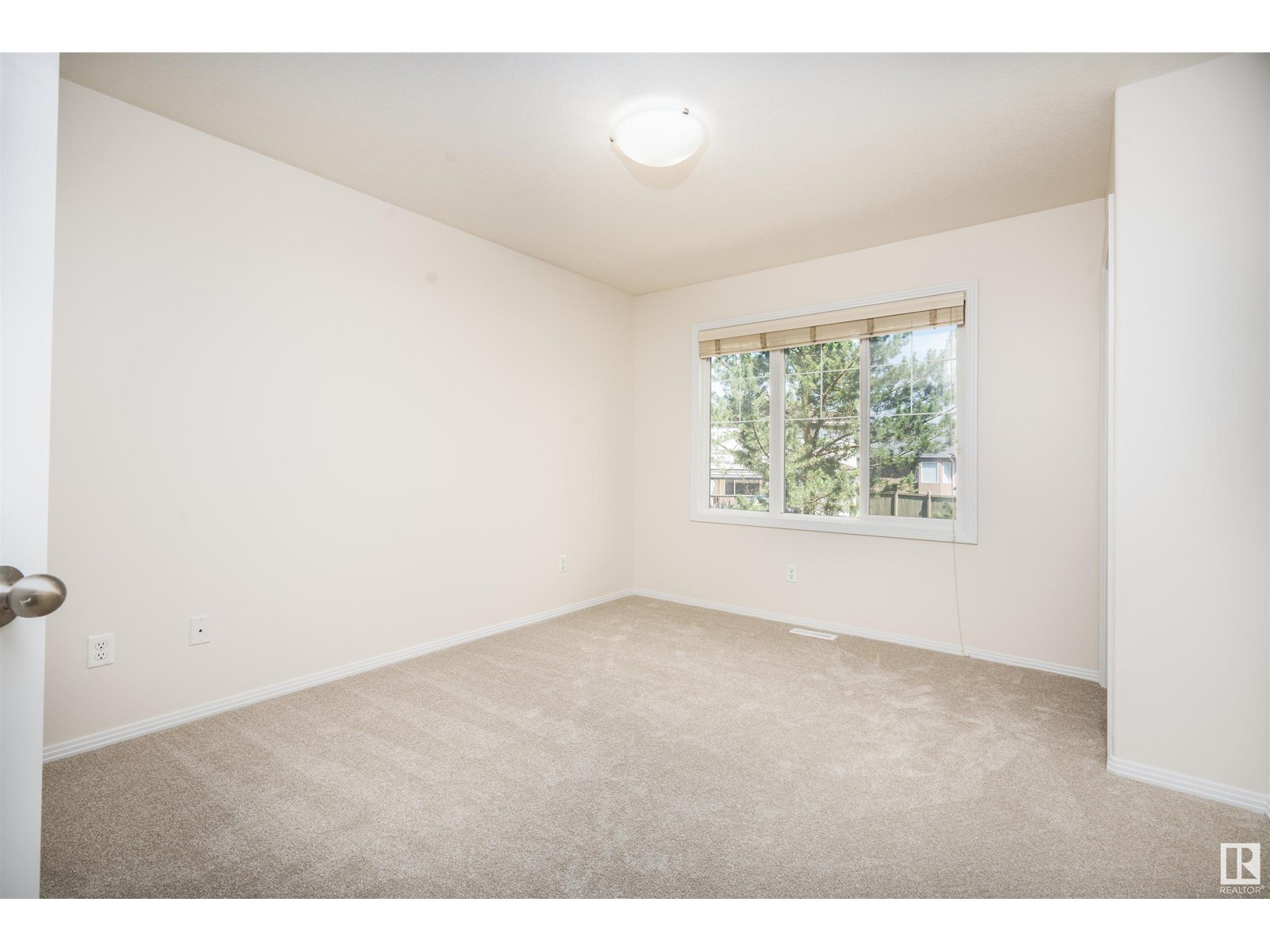 Photo 7 of 12 12930 140 Av Nw Nw, Edmonton AB