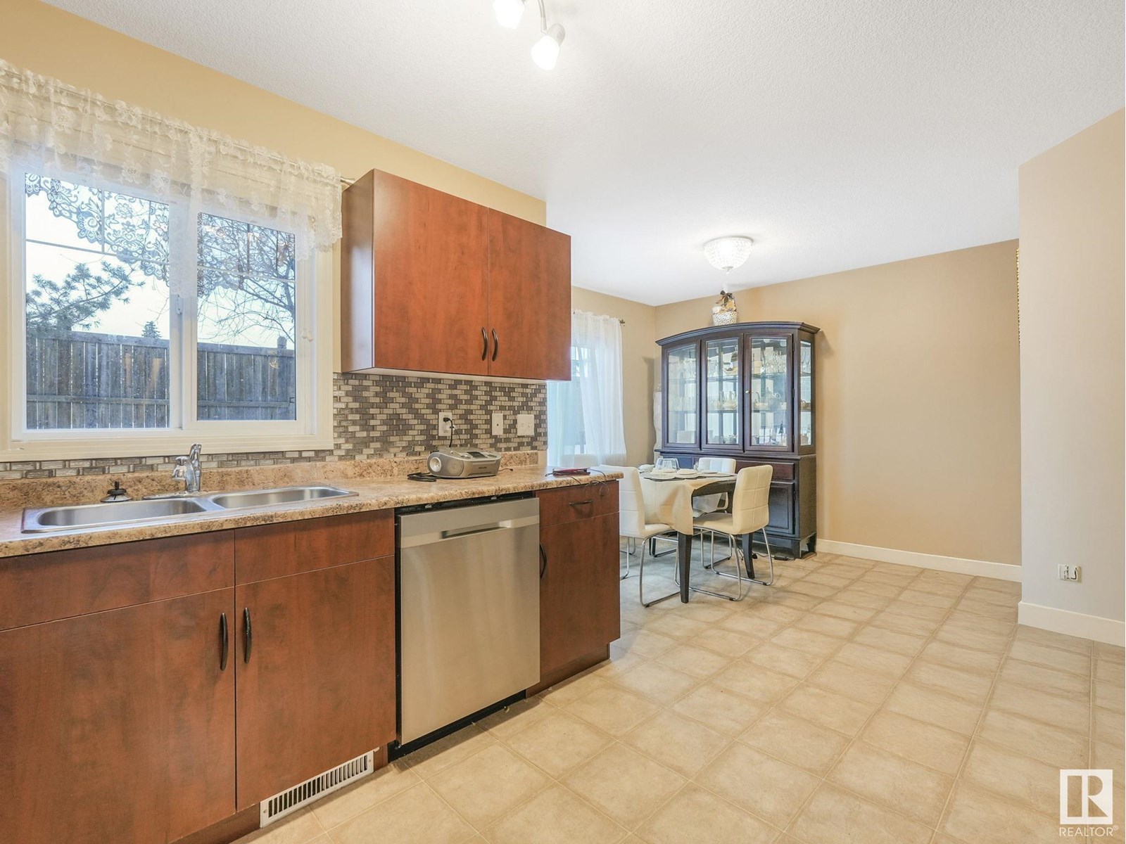 Photo 18 of 12 12930 140 Av Nw Nw, Edmonton AB