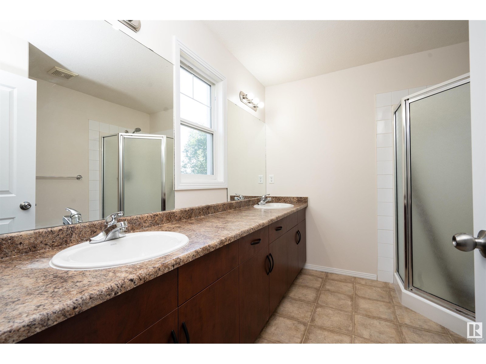 Photo 14 of 12 12930 140 Av Nw Nw, Edmonton AB