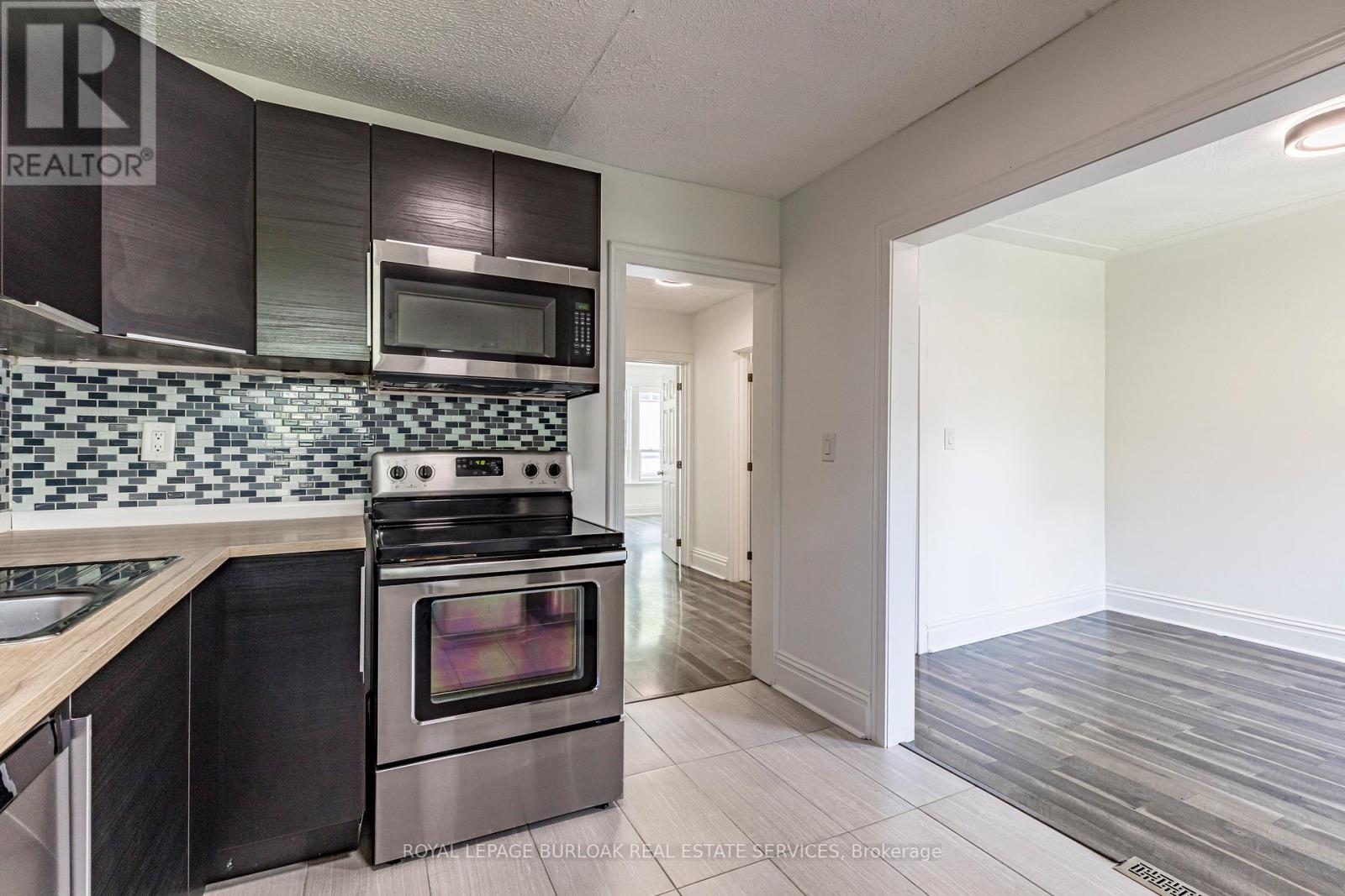 Photo 10 of 22 Myrtle Avenue, Hamilton ON