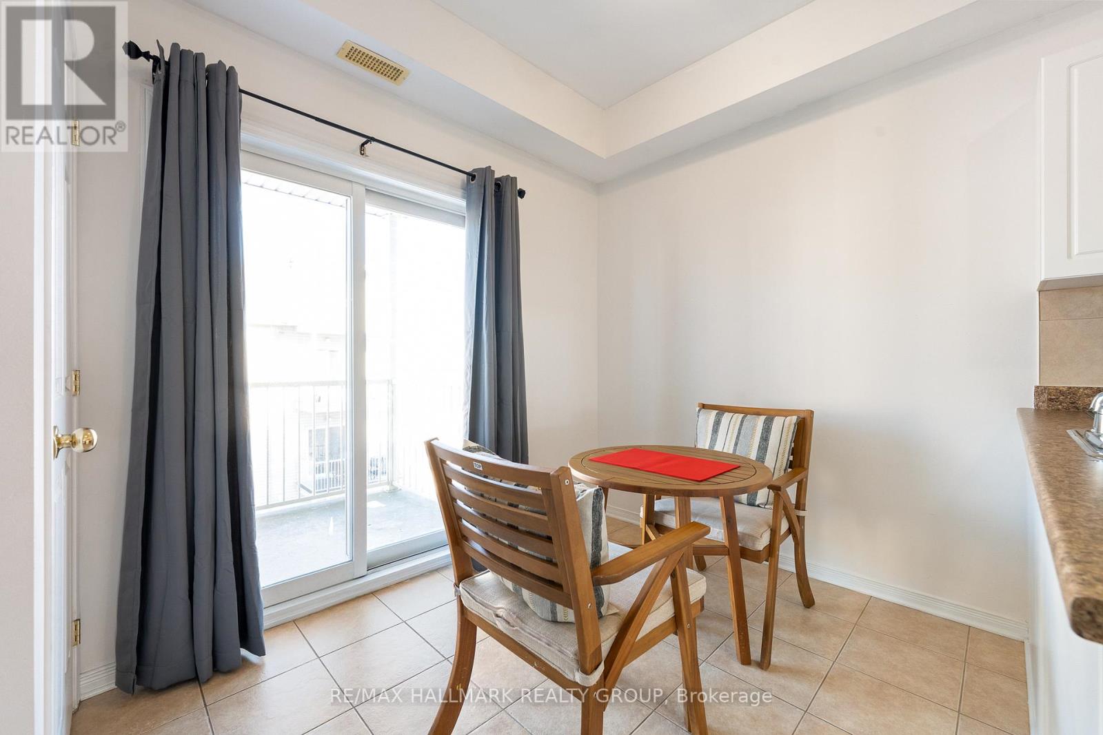 Photo 5 of 7 70 Briargate Private, Ottawa ON