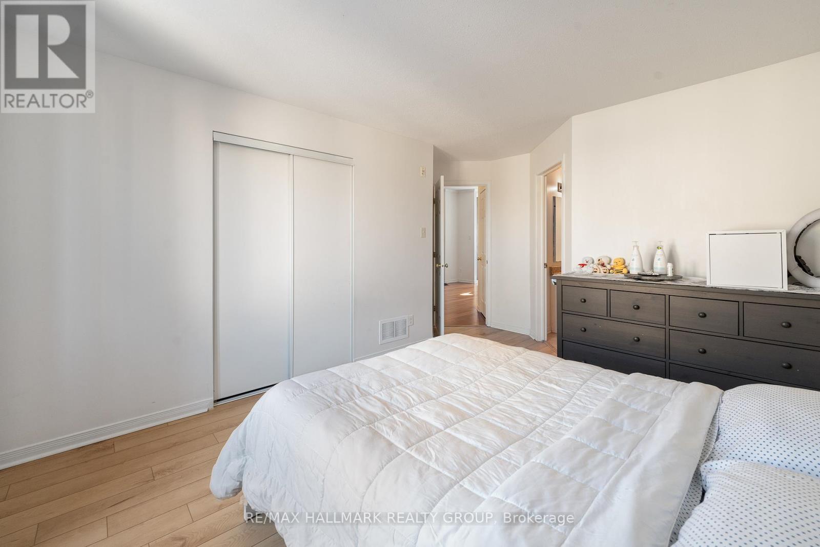 Photo 2 of 7 70 Briargate Private, Ottawa ON