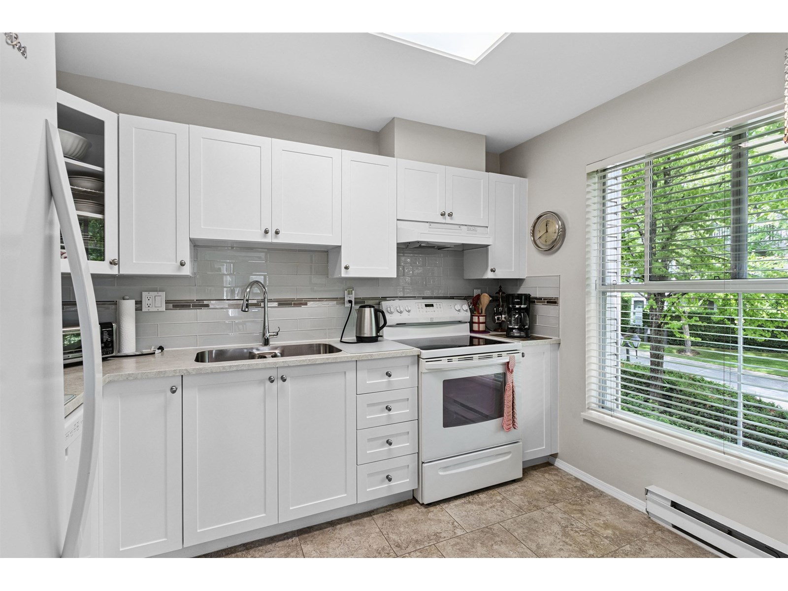 Photo 8 of 206 15150 108 Avenue, Surrey BC