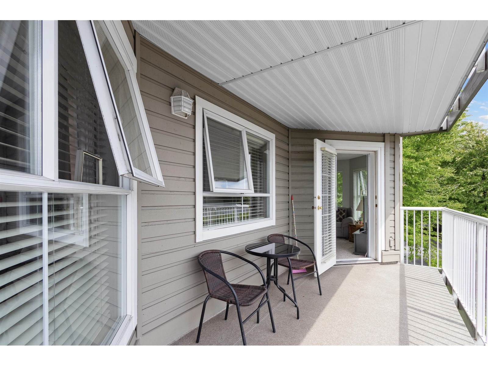Photo 3 of 206 15150 108 Avenue, Surrey BC