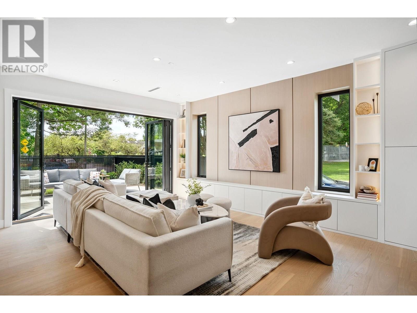 Photo 5 of 2307 E 3rd Avenue, Vancouver BC