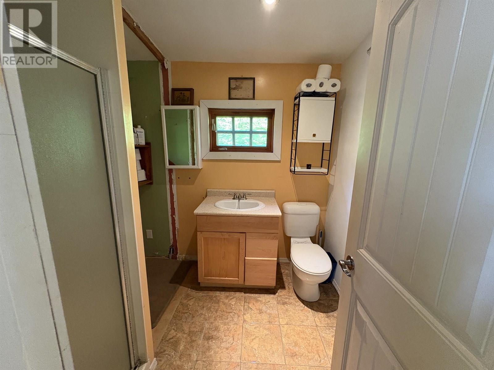 660 ANDY'S BAY ROAD, Gambier Island