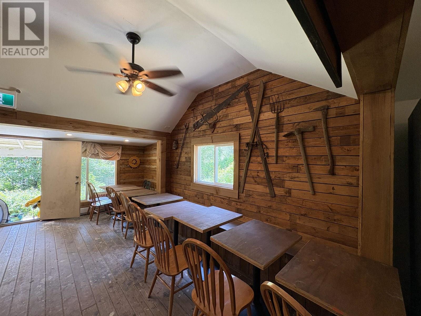 660 ANDY'S BAY ROAD, Gambier Island